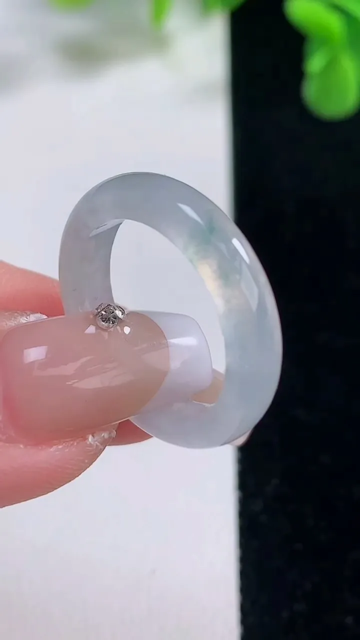 天然A货翡翠冰种飘花指环戒指，尺寸18.5-4.3-2.8，重量:2.93g2025年12月20日
