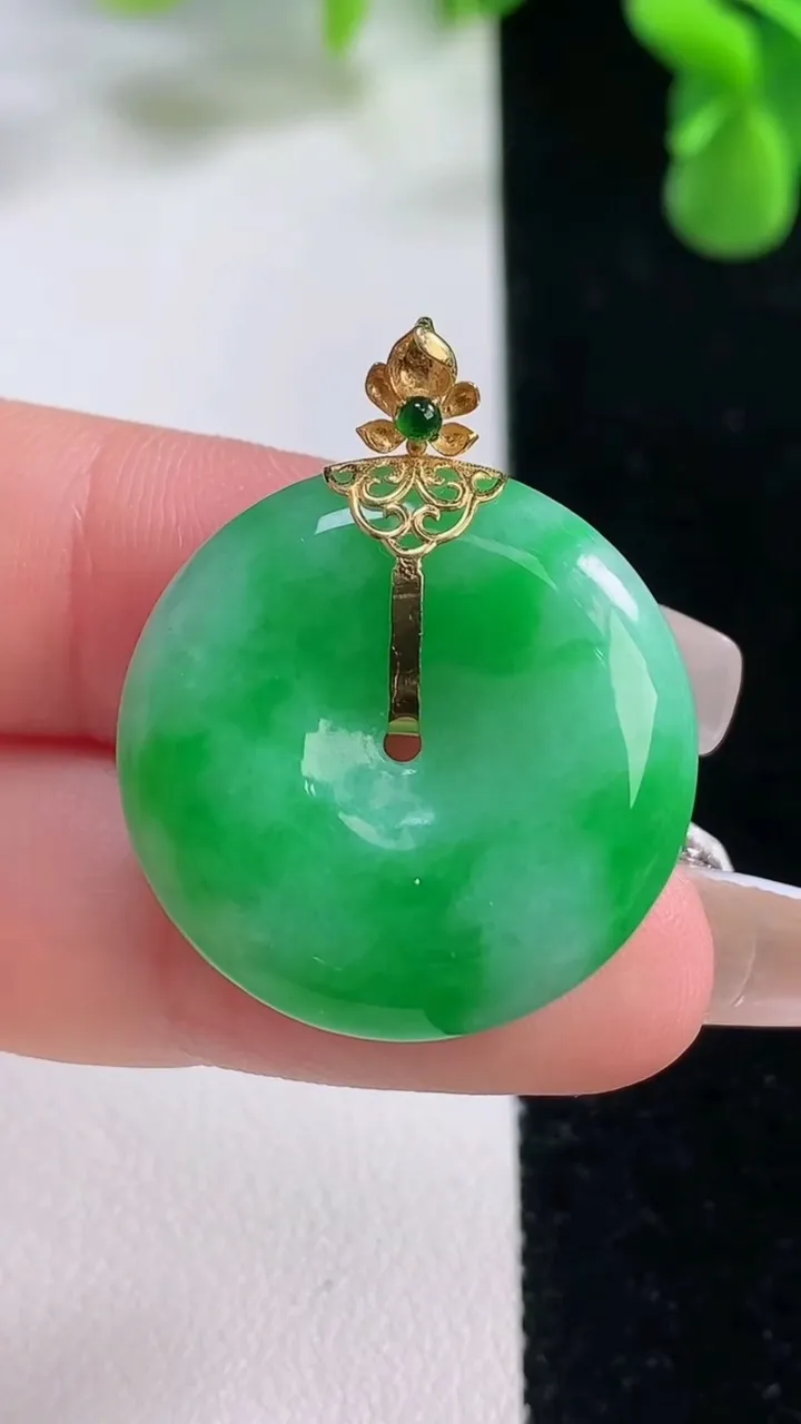 天然A货翡翠平安扣吊坠，尺寸25.2-6，重量:8.17g
12月20日