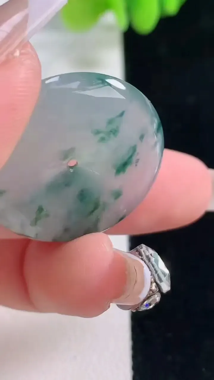 天然A货翡翠种飘花平安扣吊坠，尺寸28.3-6，重量:10.00g
12月20日