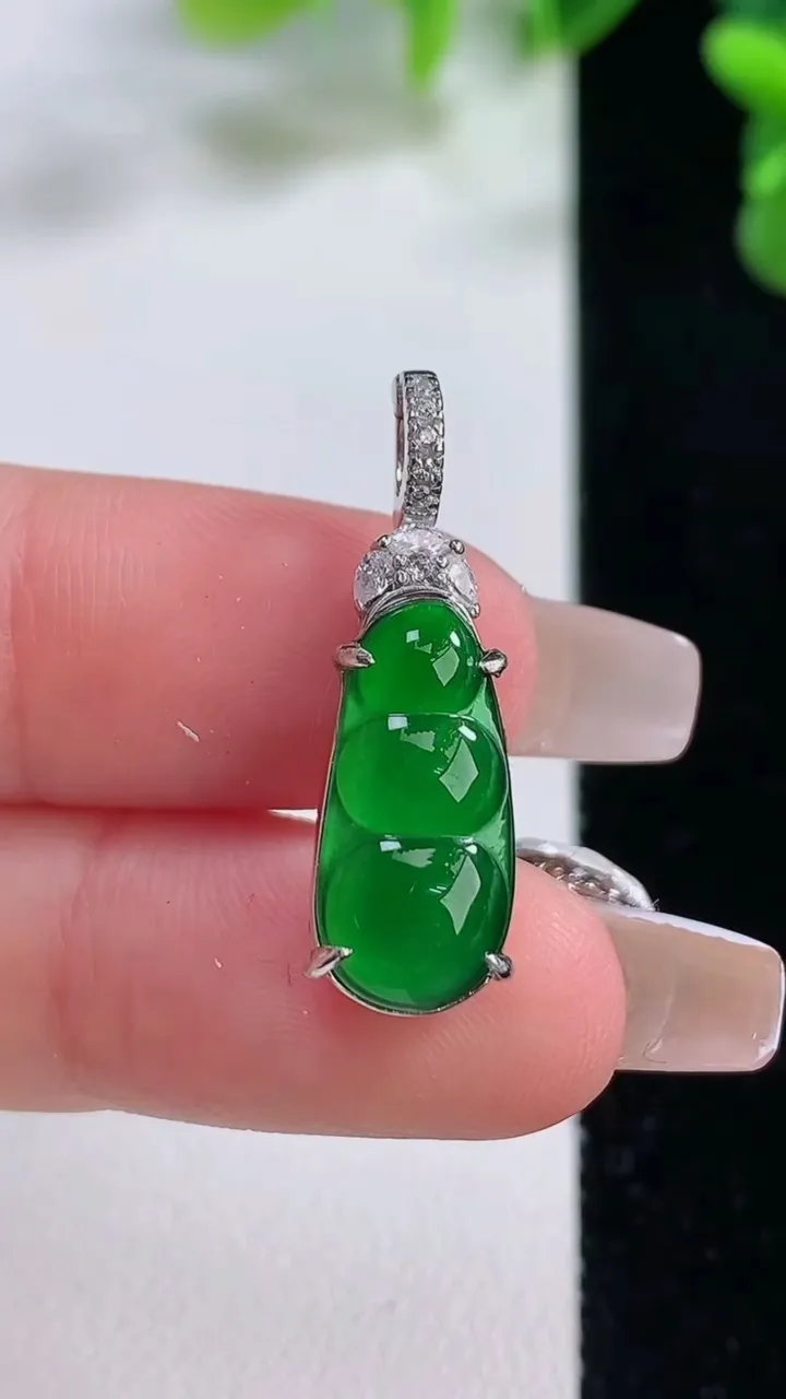 天然A货翡翠福豆吊坠，尺寸27.5-17.5-8.6-6.5，重量:1.97g
12月20日