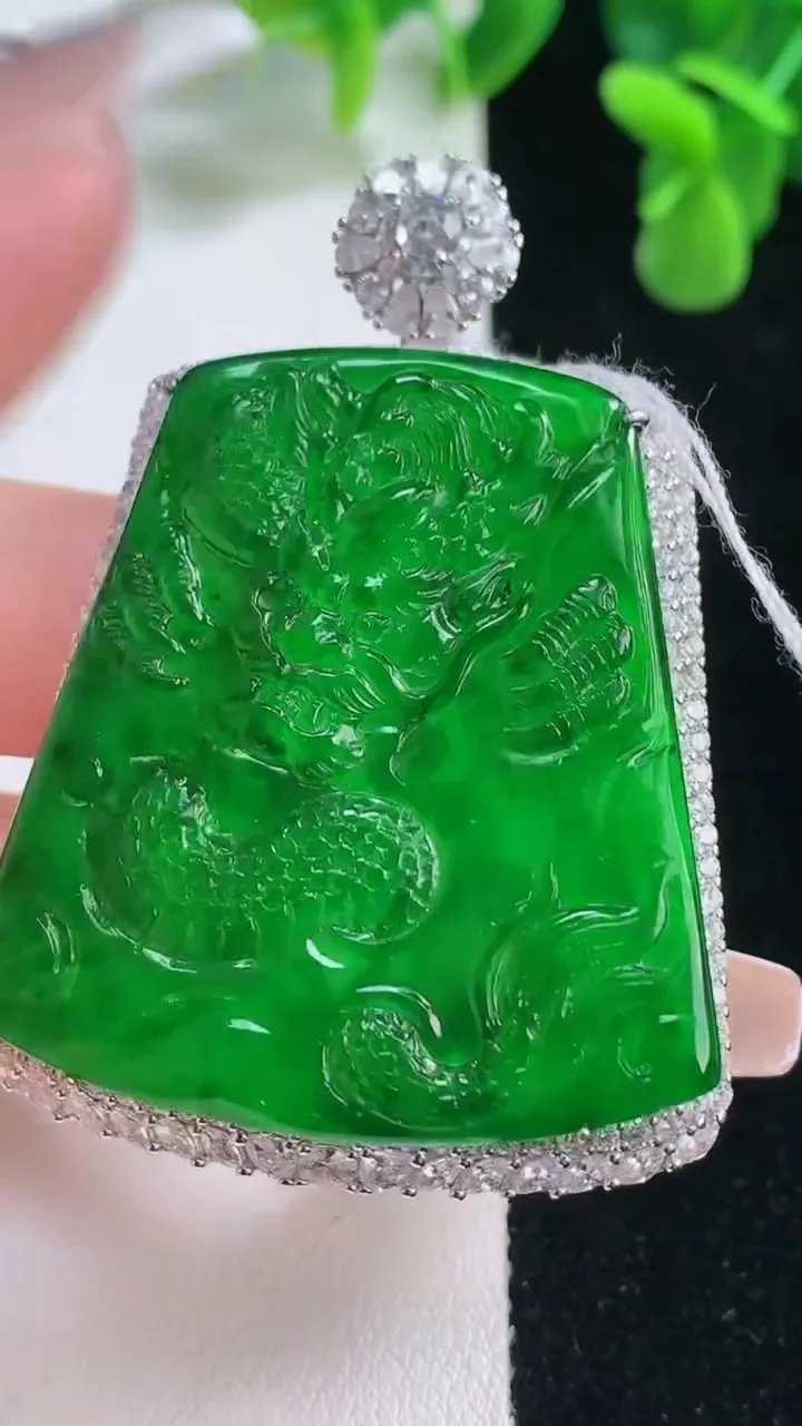 天然A货翡翠龙牌吊坠，尺寸57.2-39.8-10.5，裸石41.7-38.4重量:17.79g
1