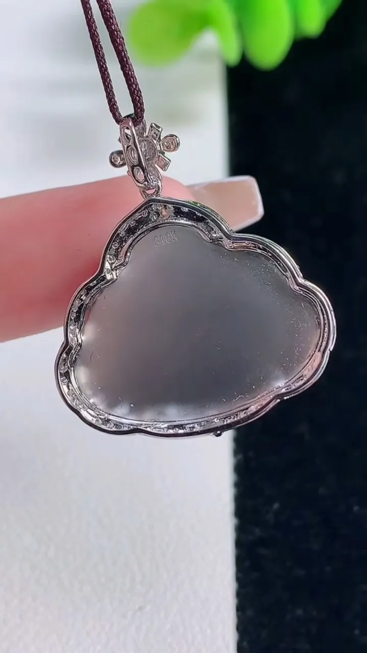 天然A货翡翠佛公吊坠，尺寸28.3-24.5-6.6，裸石17.5-22.8重量:5.07g
12月20日