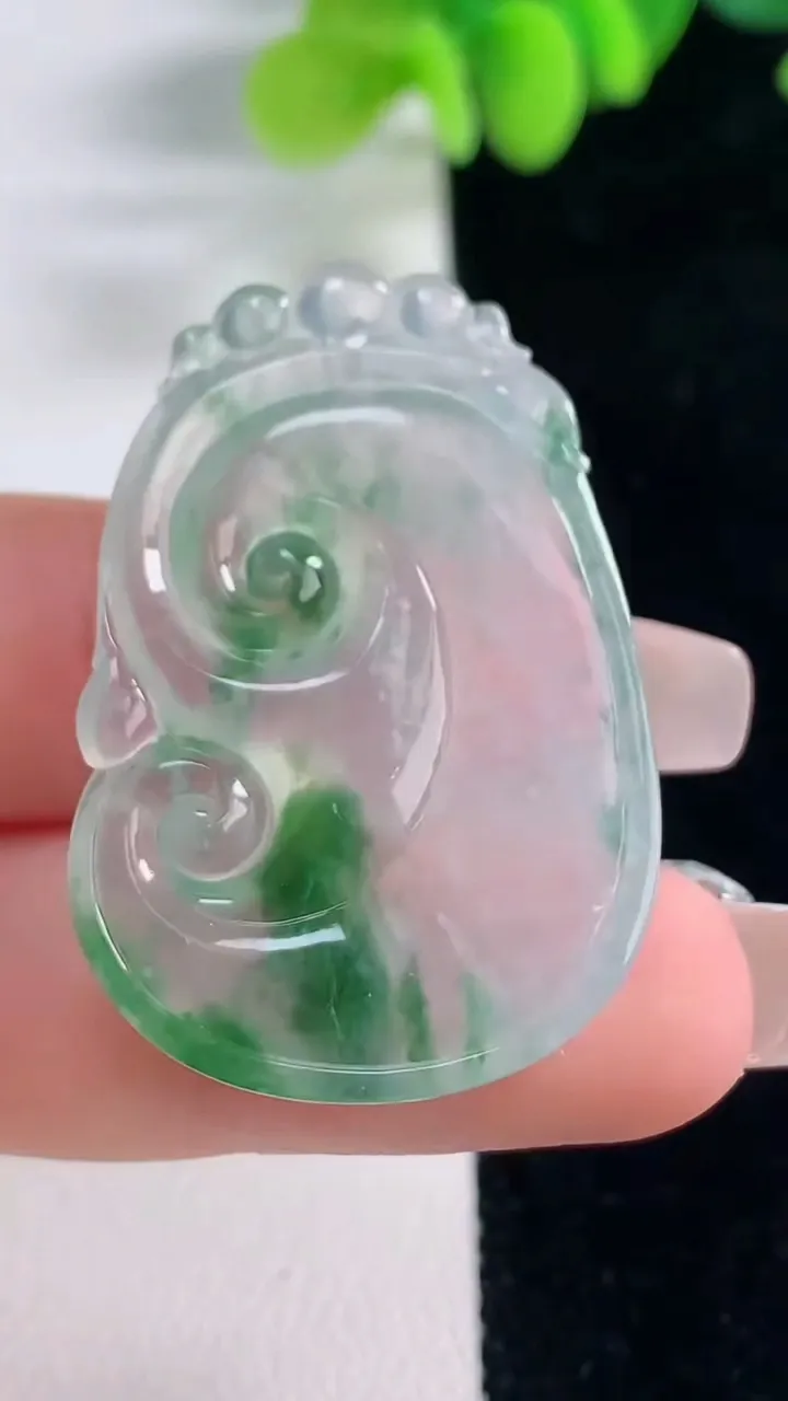 天然A货翡翠种飘花如意吊坠，尺寸37.5-25-4.9，重量:8.49g
12月20日