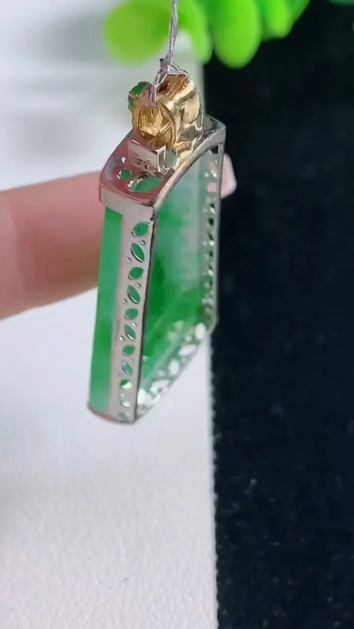 天然A货翡翠无事牌吊坠，尺寸36.5-18-5，重量:7.52g
12月20日