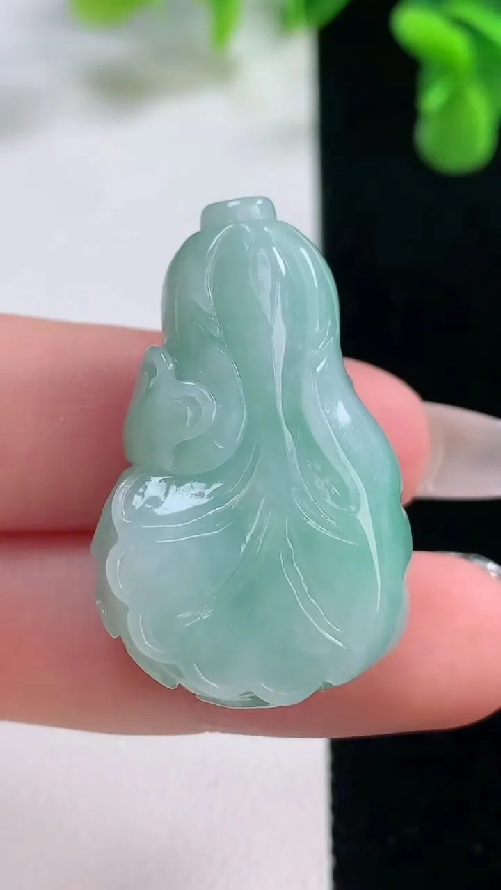 天然A货翡翠白菜吊坠，尺寸34.6-21.3-11.4，重量:15.23g
12月20日