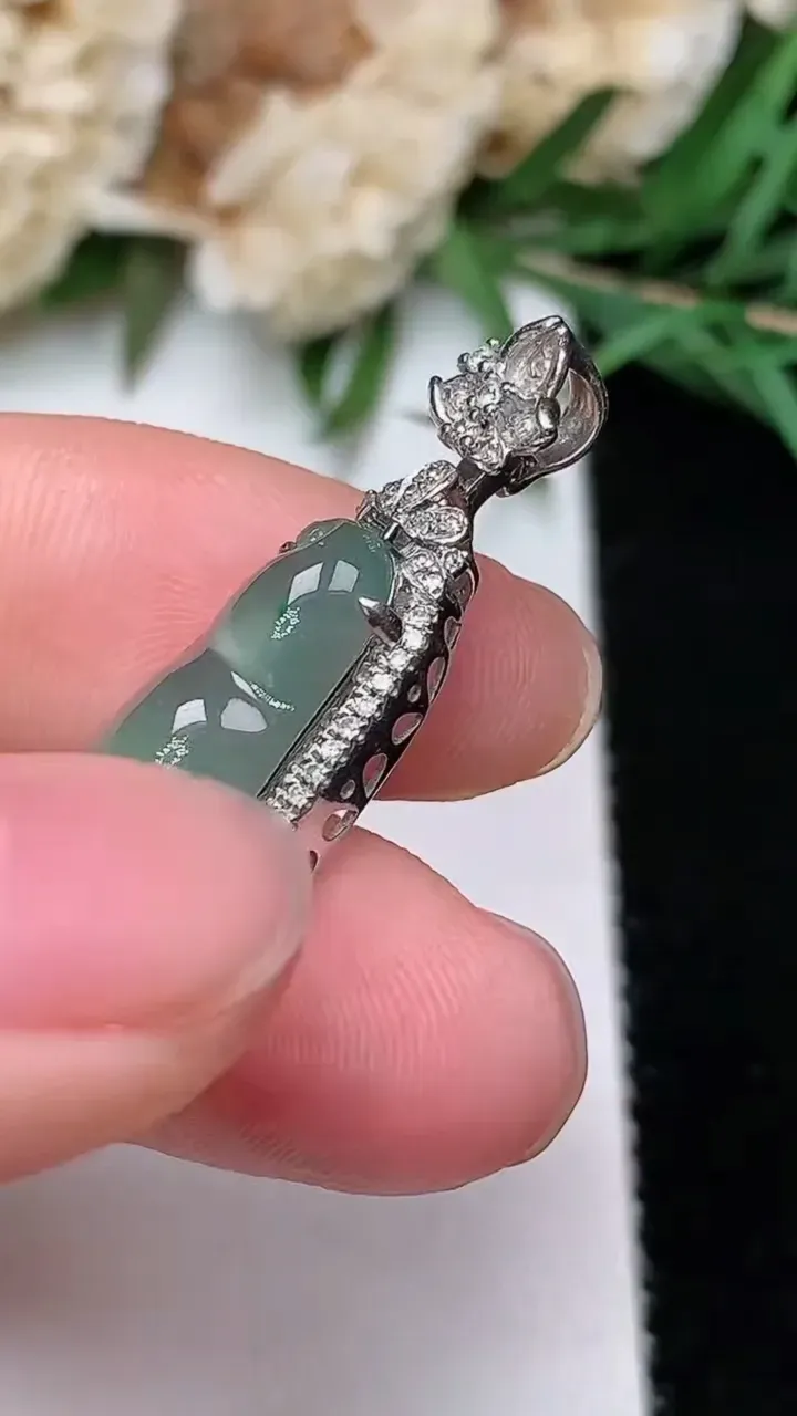 天然A货翡翠福豆吊坠，尺寸33.3-10.3-7.5，裸石22.3-8，重量:3.11g
12月20日