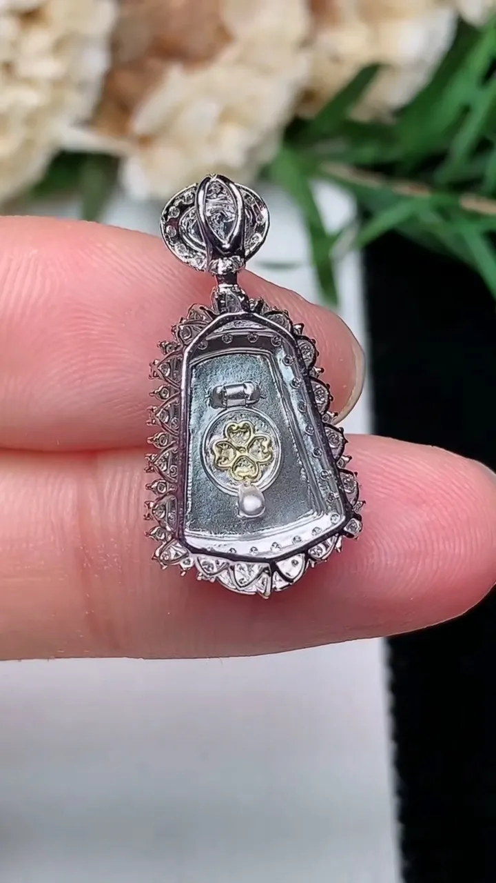 天然A货翡翠无事牌吊坠，尺寸23.4-12.4-7，裸石10.9-8.2，重量:1.81g
12月20日