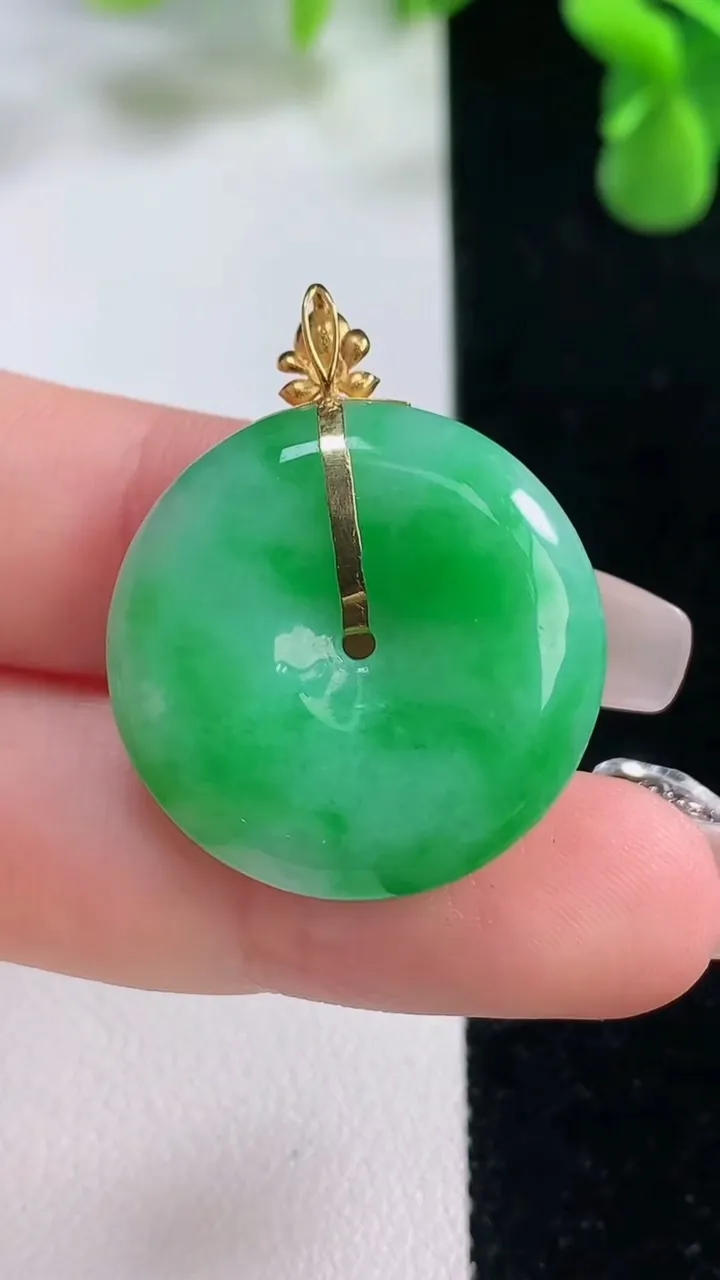 天然A货翡翠平安扣吊坠，尺寸25.2-6，重量:8.17g
12月20日
