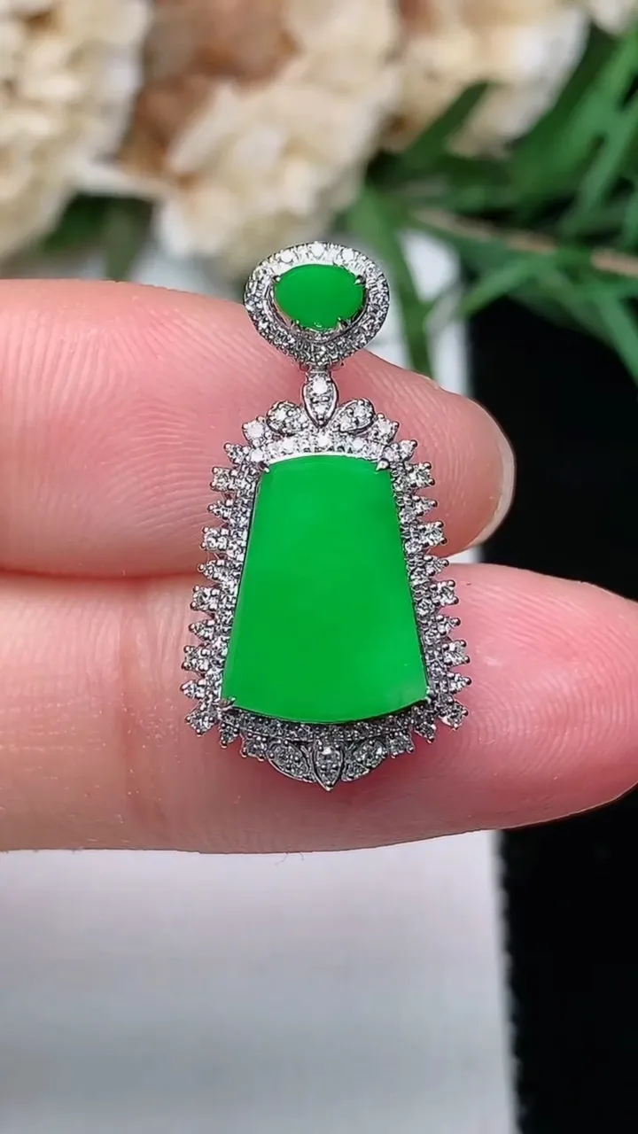 天然A货翡翠无事牌吊坠，尺寸23.4-12.4-7，裸石10.9-8.2，重量:1.81g
12月2