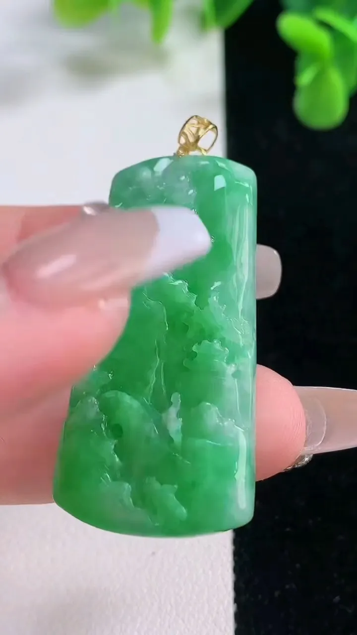 天然A货翡翠山水牌吊坠，尺寸42.6-21.3-5.3，重量:13.05g
12月20日