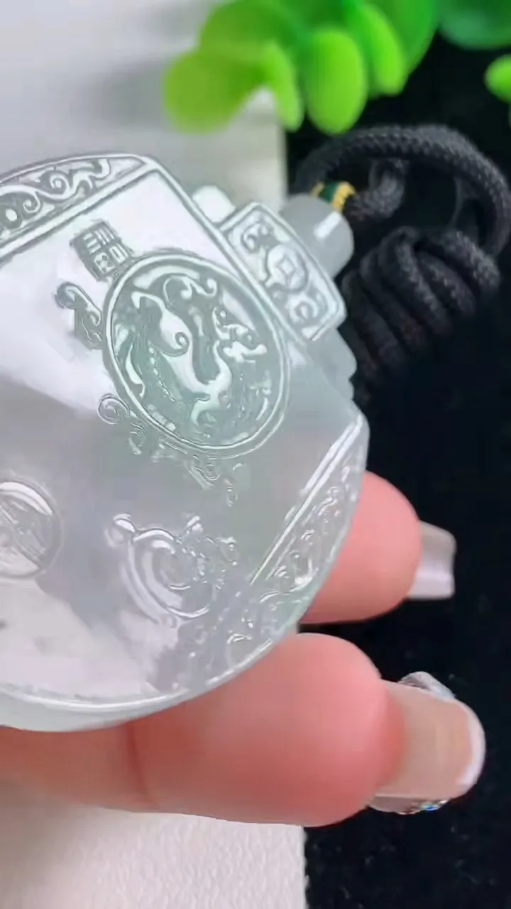 天然A货翡翠仿古无事牌吊坠，尺寸49-39.4-5.3，重量:31.47g
12月20日