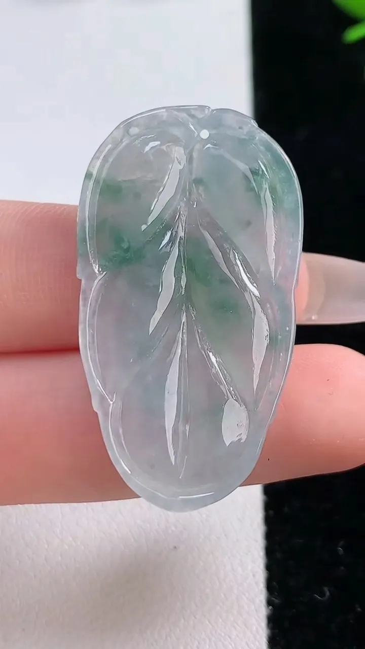 天然A货翡翠飘花金枝玉叶 叶子吊坠，尺寸39.5-21.9-4.1，重:6.61g
12月20日