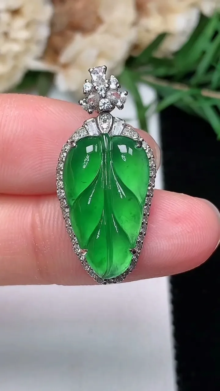 天然A货翡翠金枝玉叶 叶子吊坠，尺寸28-13-7.7裸石18.3-10.9，重量:4.35g
12