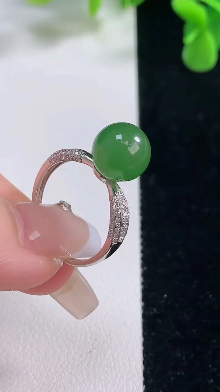 天然A货翡翠圆珠戒指，尺寸17.5-9.5，重量:3.04g2025年12月20日
工厂直销收藏佳品,种好水足，色泽均匀，有种有色，上手高大气！