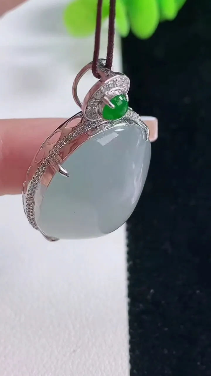 天然A货翡翠蛋面吊坠，尺寸37.6-22.7-12.1，裸石27-21.5重量:12.47g
12月20日