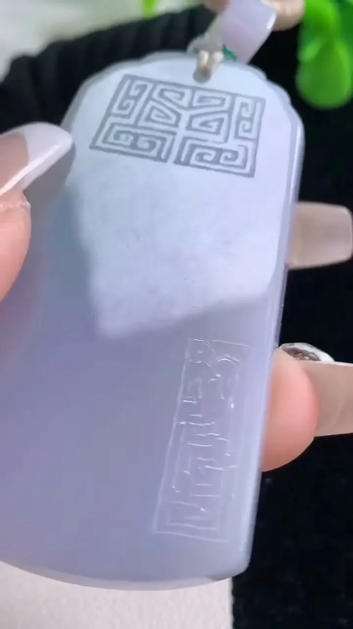 天然A货翡翠紫罗兰仿古无事牌吊坠，尺寸55.8-34.2-6.2，重量:38.94g
12月20日