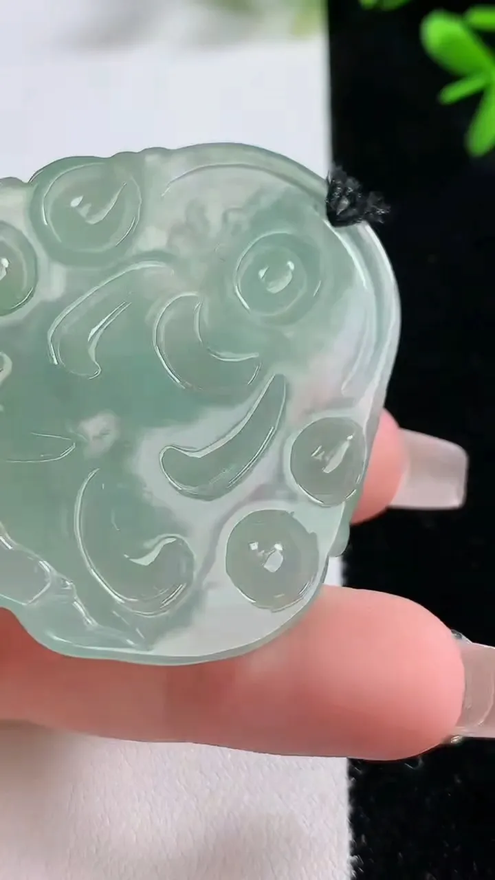 天然A货翡翠度母观音吊坠，尺寸48.5-43.5-5.4，重:17.83g
12月20日