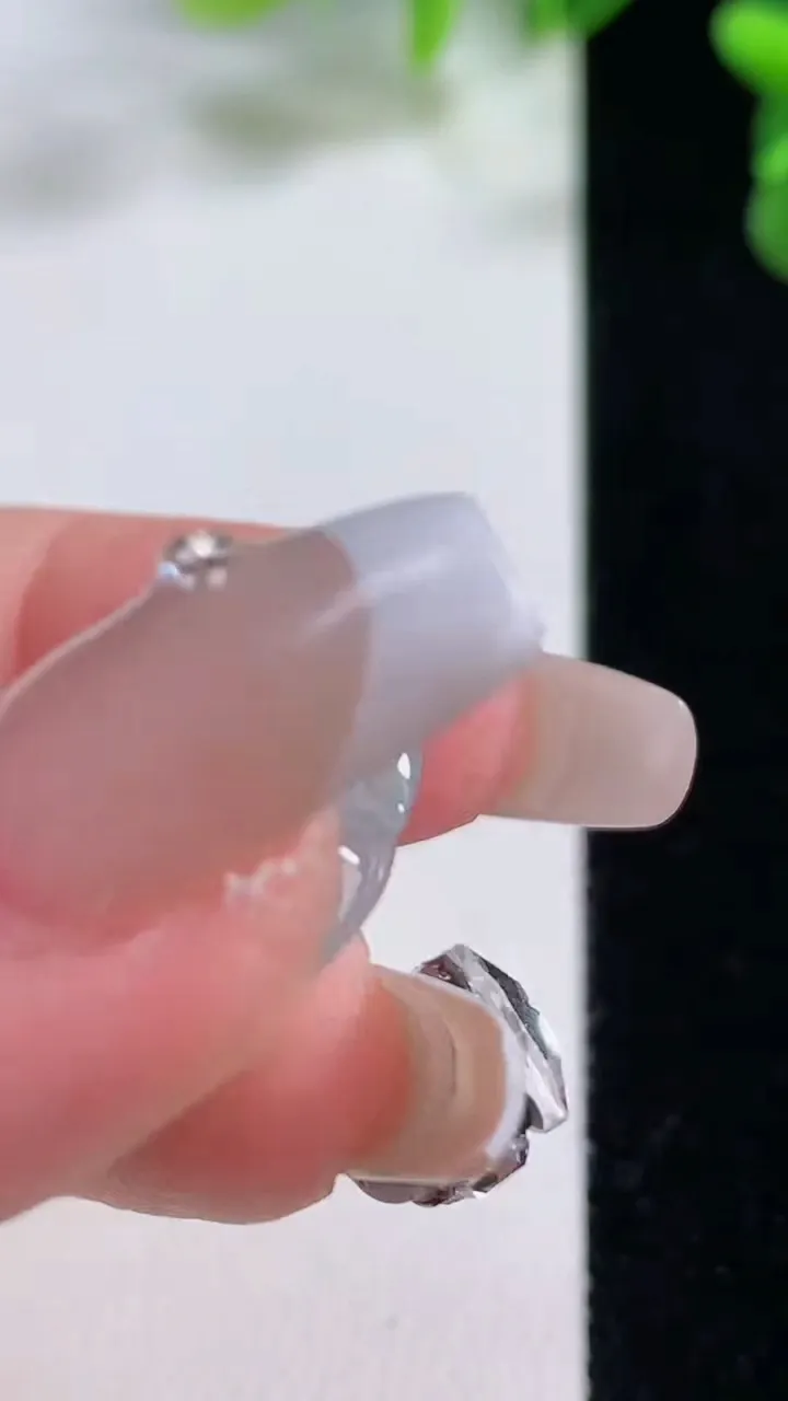 天然A货翡翠种白冰佛公吊坠，尺寸24.5-29.3-5.6，重量:5.63g
12月20日