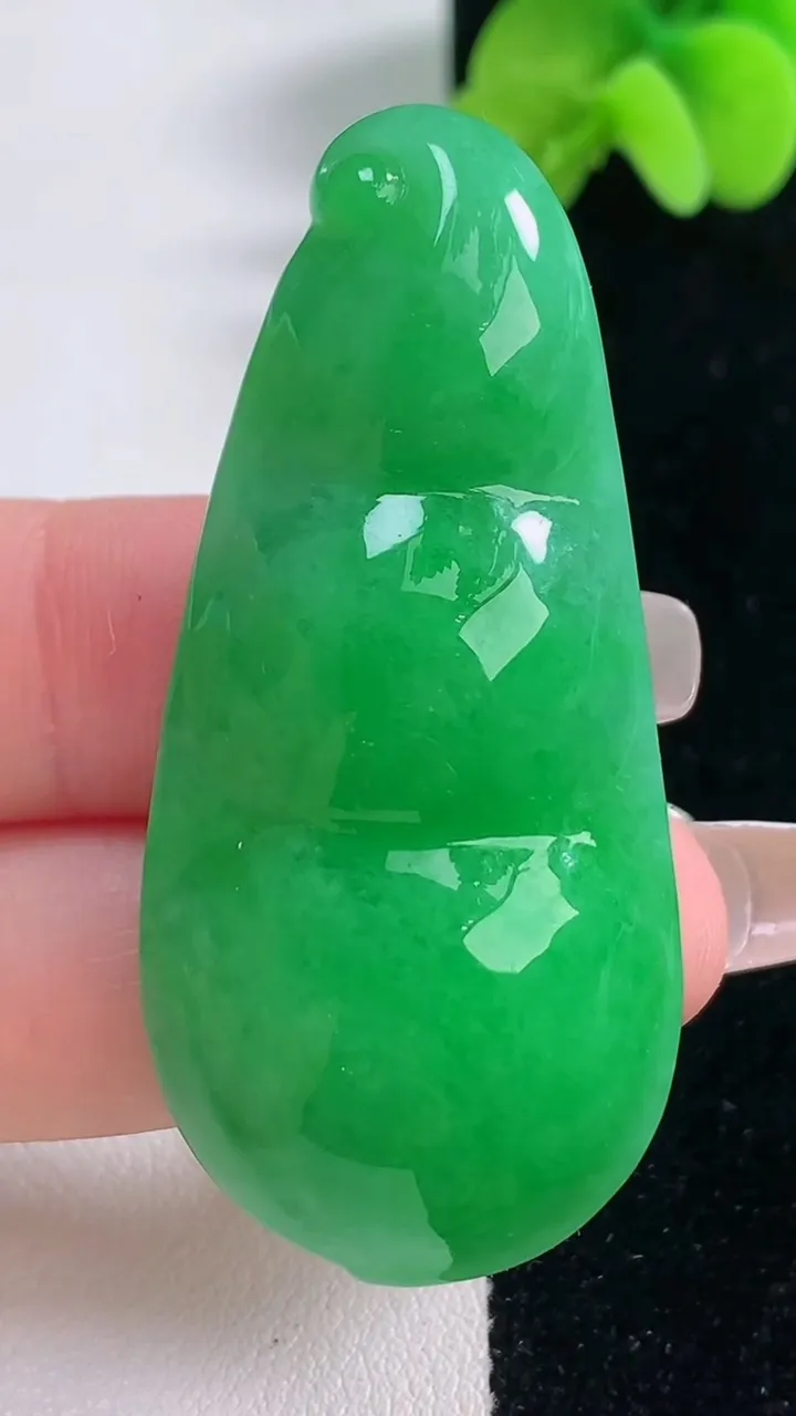 天然A货翡翠福豆吊坠，尺寸52.4-24.2-11.3，重量:21.87g
12月20日