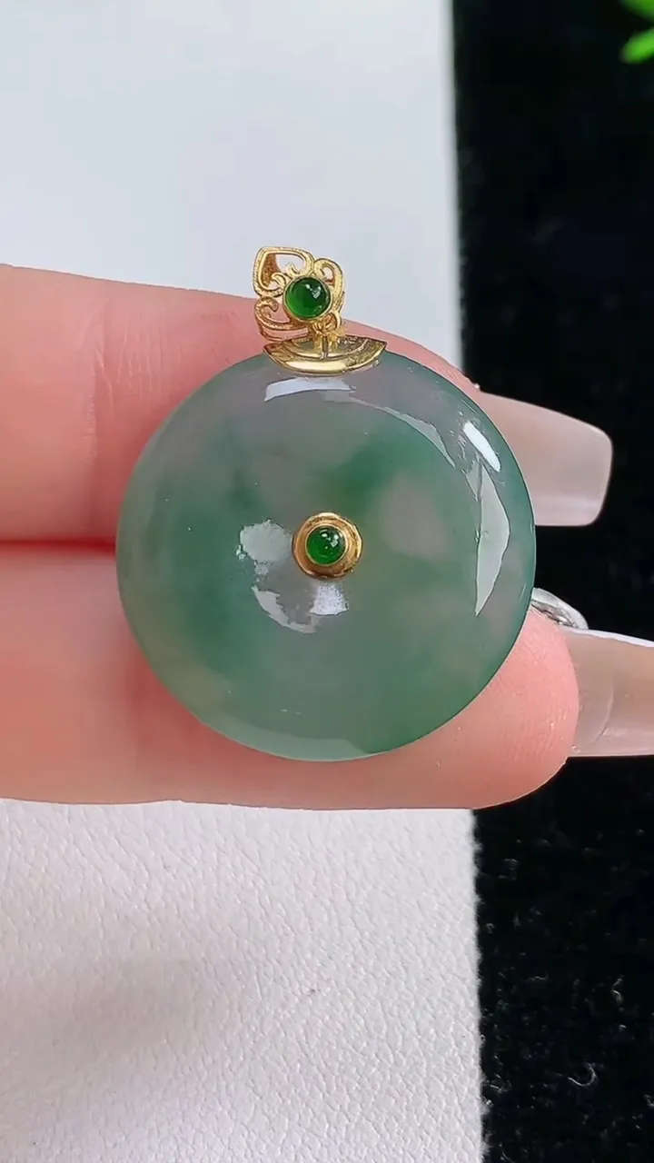 天然A货翡翠种飘花平安扣吊坠，尺寸23-5.2，重:5.80g
12月20日