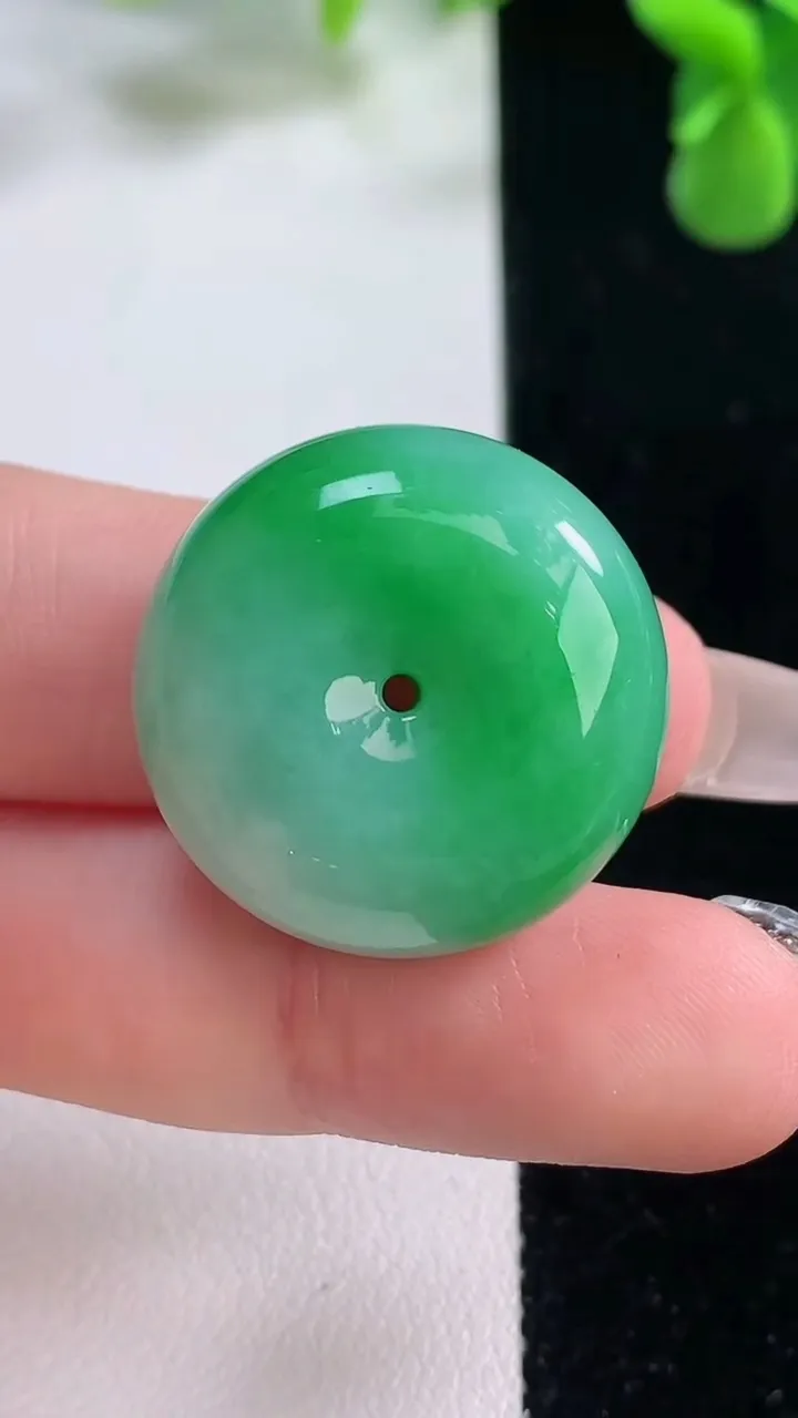 天然A货翡翠路路通吊坠，尺寸24-13.3，重量:17.49g
12月20日