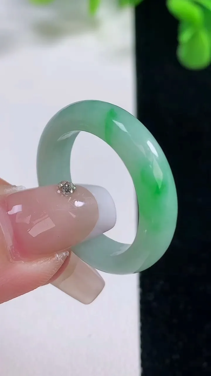 天然A货翡翠指环戒指，尺寸20-5.4-3.4，重量:4.82g2025年12月20日
工厂直销收藏