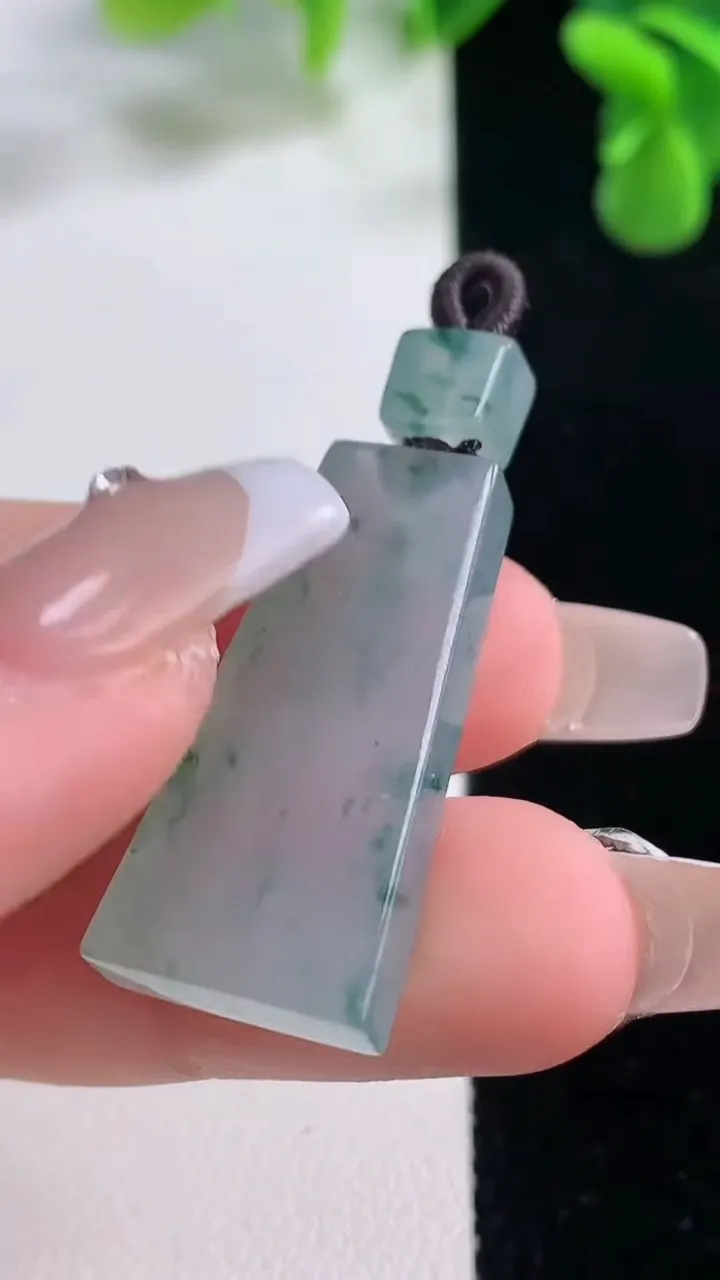 天然A货翡翠冰种飘花无事牌吊坠，尺寸30-14.5-4.9，重量:6.61g
12月20日