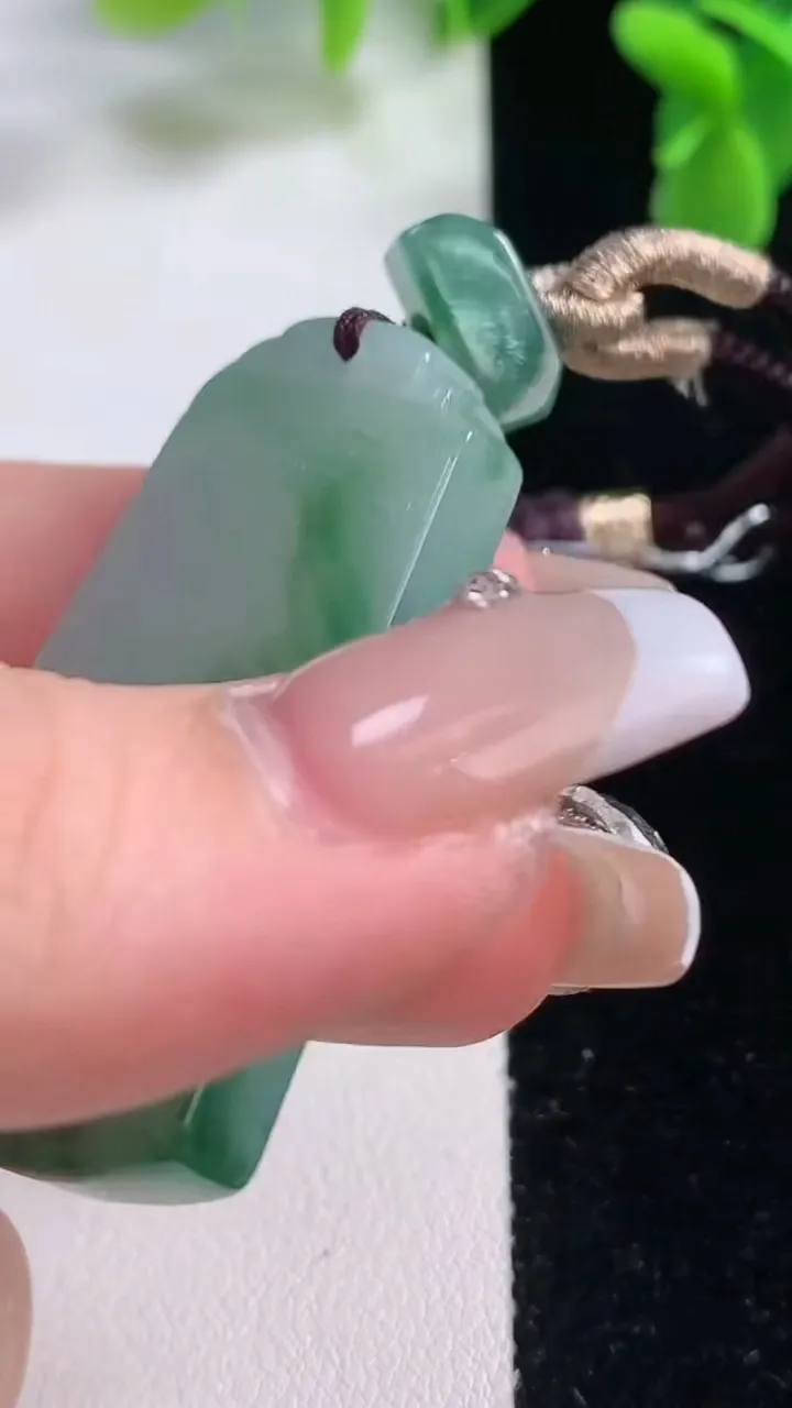 天然A货翡翠冰种飘花仿古无事牌吊坠，尺寸46.3-25.4-5.9，重量:23.45g
12月20日