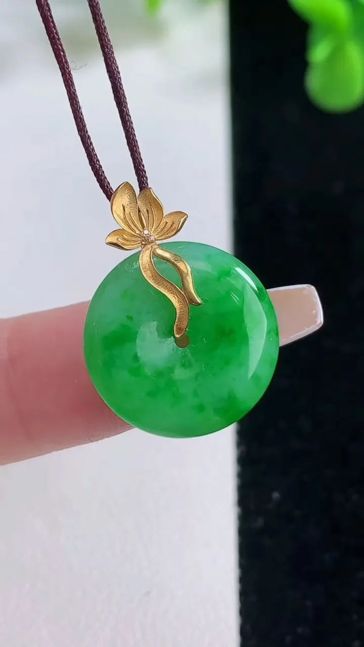 天然A货翡翠平安扣吊坠，尺寸17-3.4，重量:2.23g
12月20日