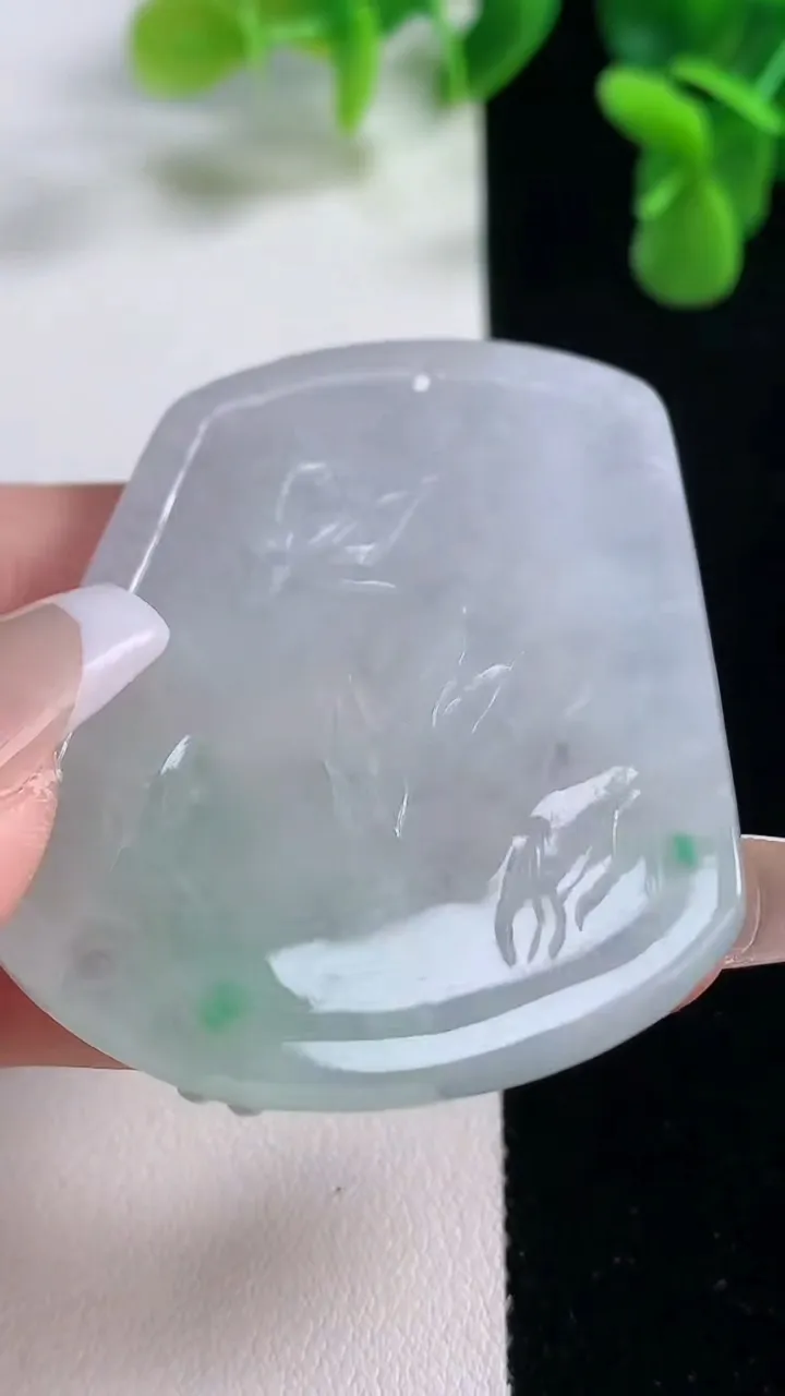 天然A货翡翠和和美美 荷叶鱼吊坠，尺寸52.5-41.8-5，重量:28.96g
12月20日