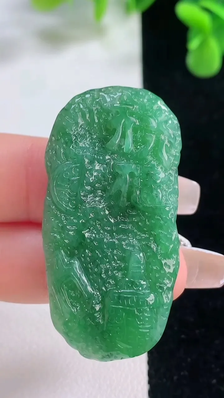 天然A货翡翠剑吊坠，尺寸45-21.2-6.7，重量:13.95g
12月20日