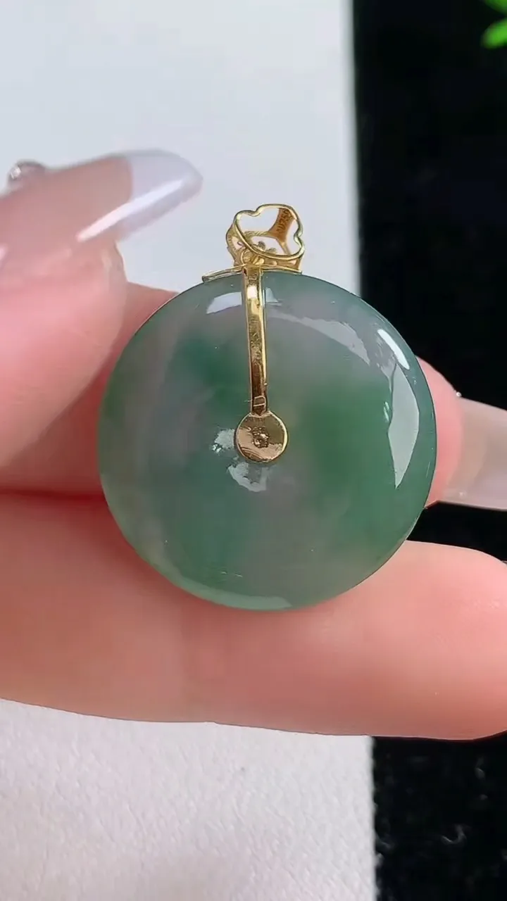 天然A货翡翠种飘花平安扣吊坠，尺寸23-5.2，重:5.80g
12月20日