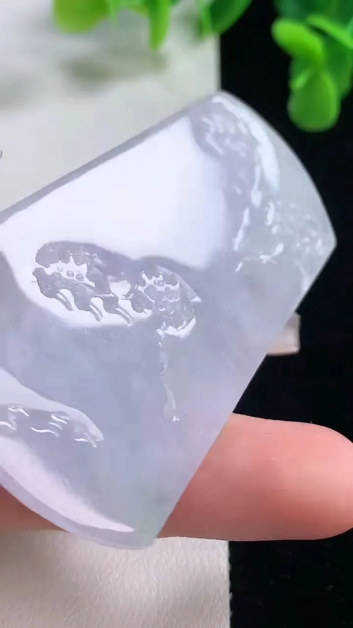 天然A货翡翠春带彩紫罗兰山水牌吊坠，尺寸64.6-38.3-4.7，重量:26.29g
12月20日