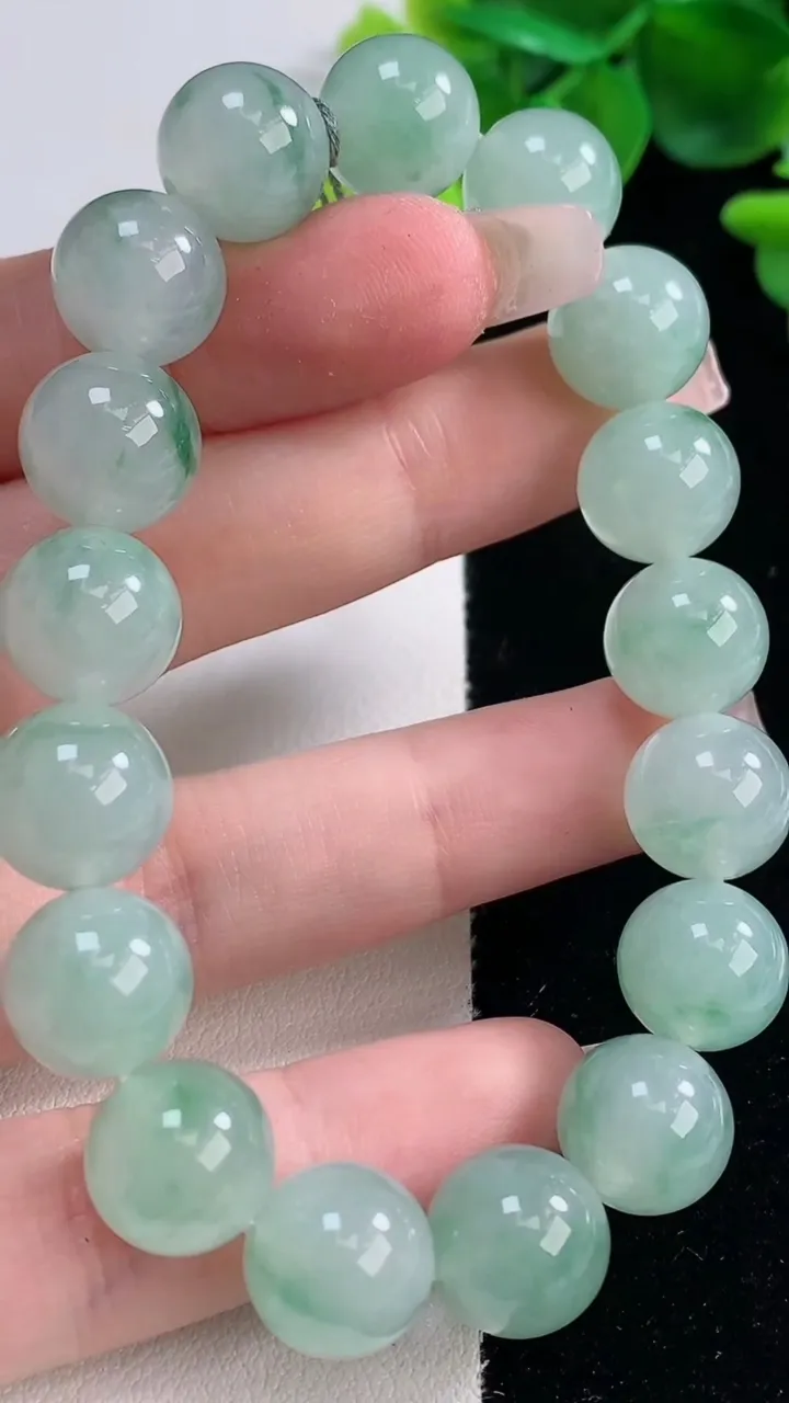天然A货翡翠种飘花圆珠手串，尺寸11.4-17颗，重量:44.83g12月20日
工厂直销收藏佳品,种好水足，色泽均匀，有种有色，上手高大气！