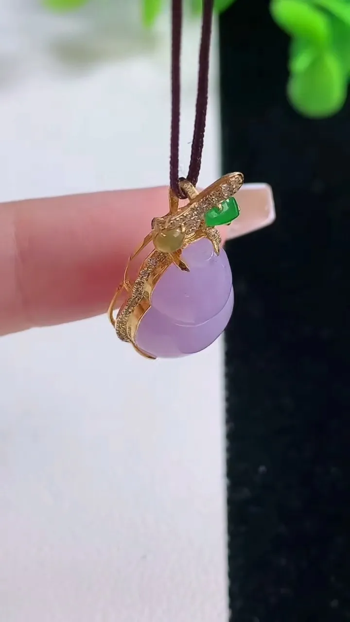 天然A货翡翠18K金紫罗兰葫芦吊坠，尺寸23.7-13.2-7.9，裸石16-11.2重量:2.80g
12月20日