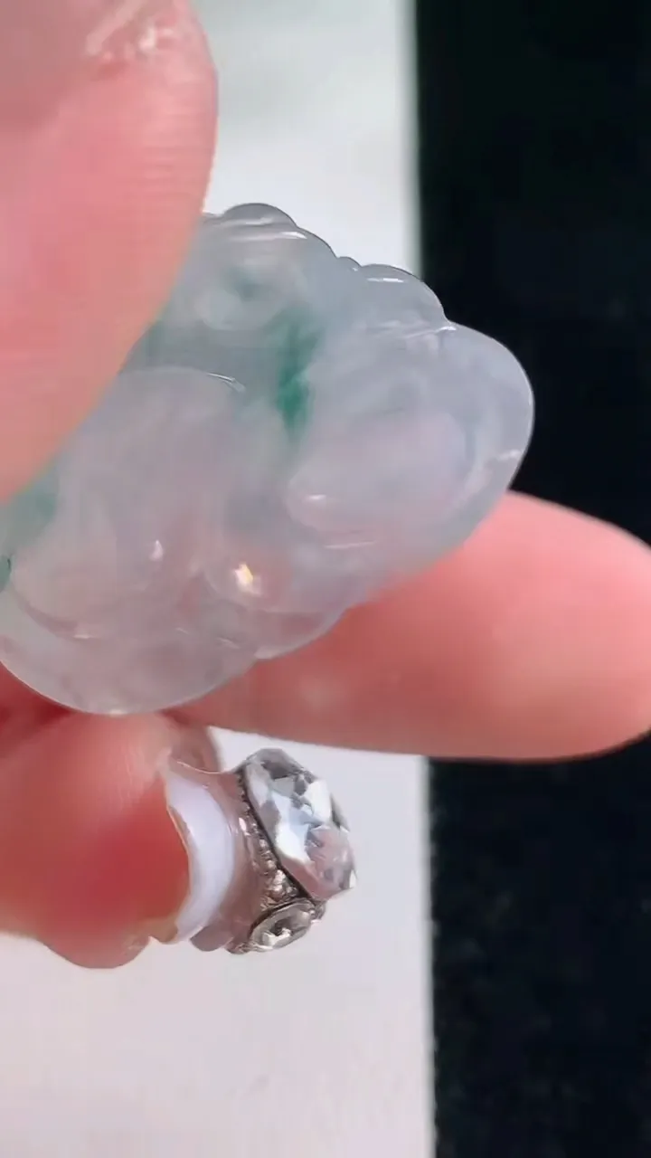 天然A货翡翠种飘花佛公吊坠，尺寸27-30.4-5.9，重量:6.87g
12月20日