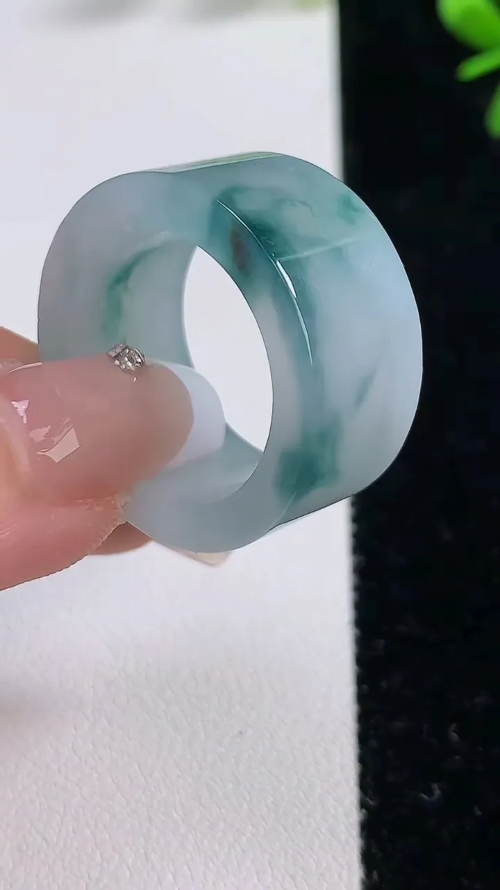 天然A货翡翠飘花方形指环扳指，尺寸20-12.7-4，重:12.49g2025年12月20日
工厂直销收藏佳品,种好水足，色泽均匀，有种有色，上手高大气！