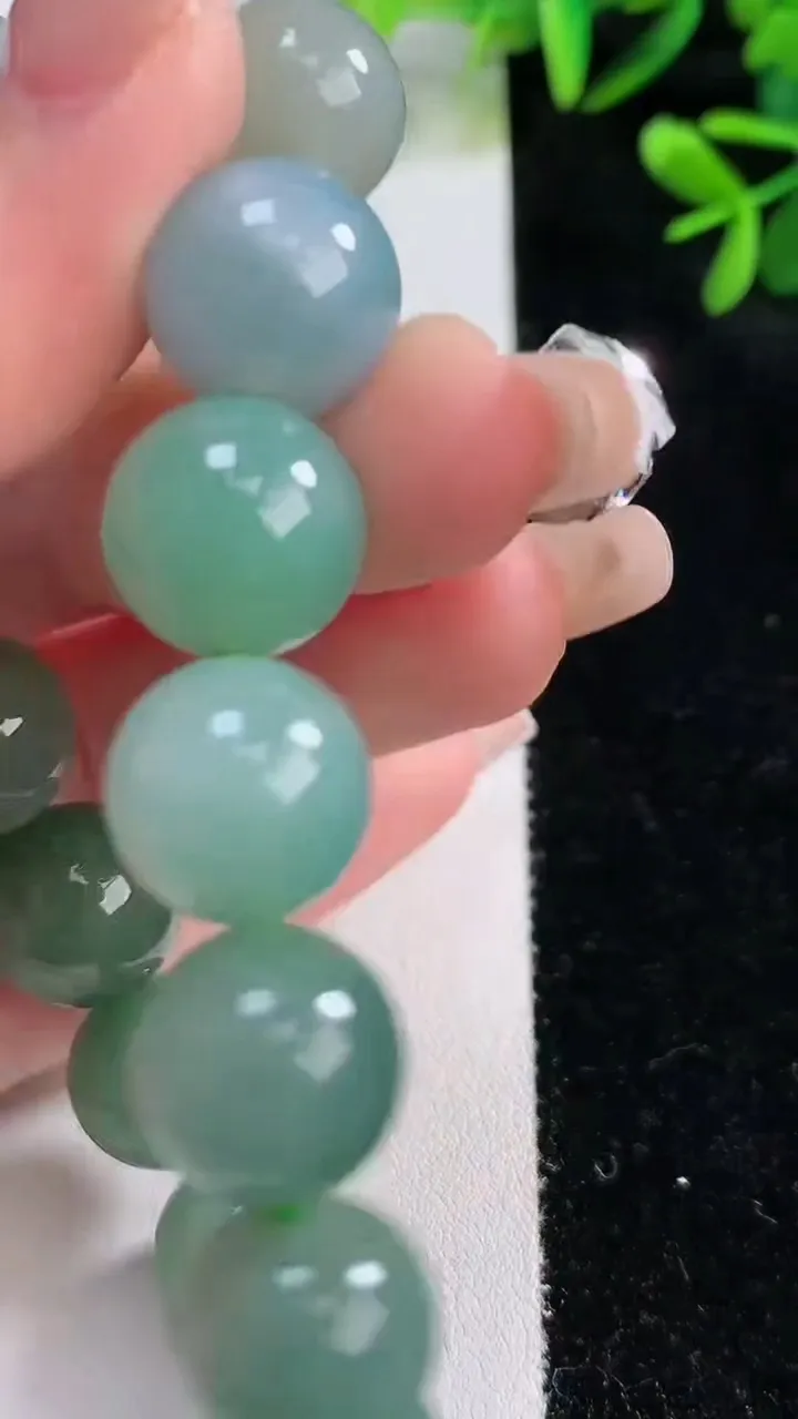 天然A货翡翠圆珠手串，尺寸13，重:59.55g12月20日
工厂直销收藏佳品,种好水足，色泽均匀，有种有色，上手高大气！