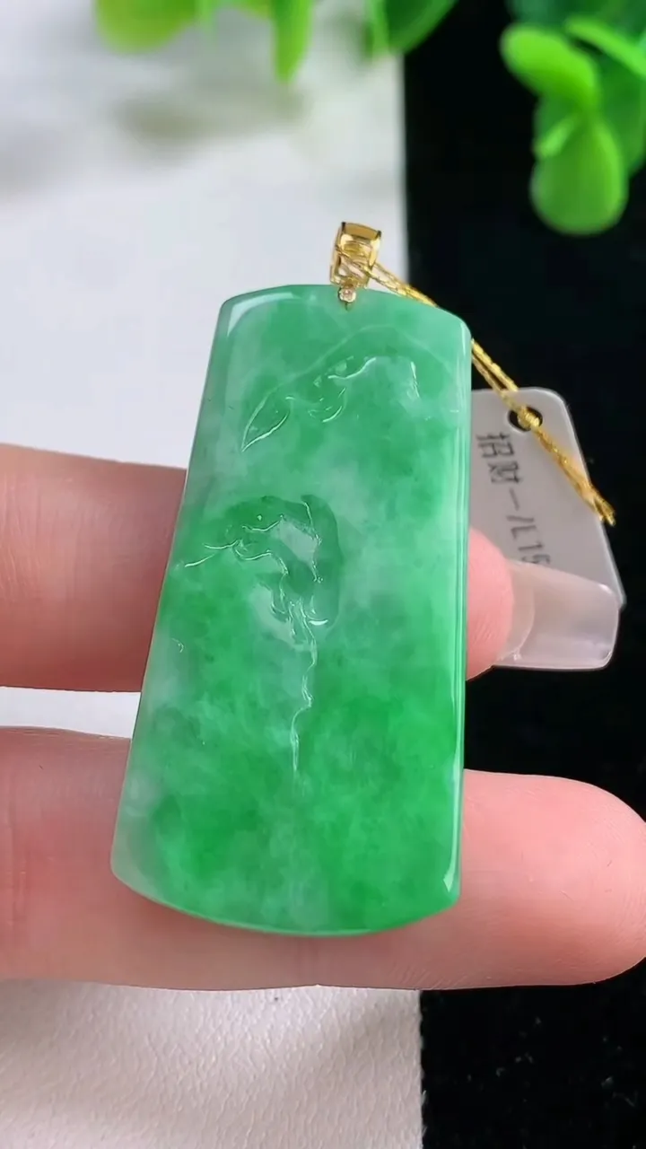 天然A货翡翠山水牌吊坠，尺寸42.6-21.3-5.3，重量:13.05g
12月20日
