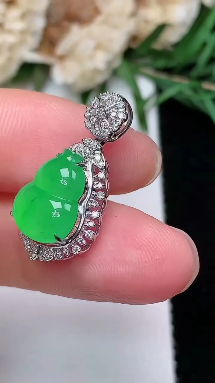 天然A货翡翠葫芦吊坠，尺寸23.4-12.4-7.8，裸石11.8-9.3，重量:2.10g
12月20日