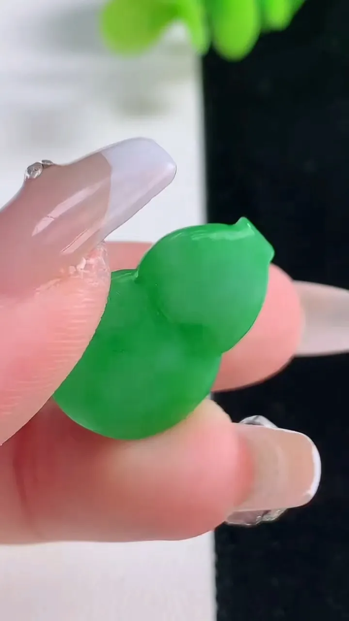 天然A货翡翠葫芦镶嵌件，尺寸23-17.2-5.8，重量:3.98g
12月20日