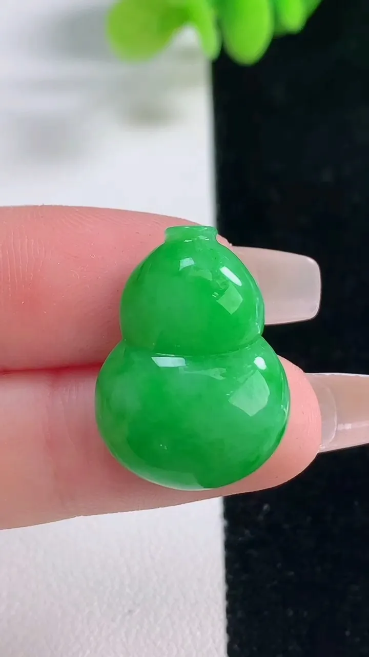 天然A货翡翠葫芦镶嵌件，尺寸23-17.2-5.8，重量:3.98g
12月20日