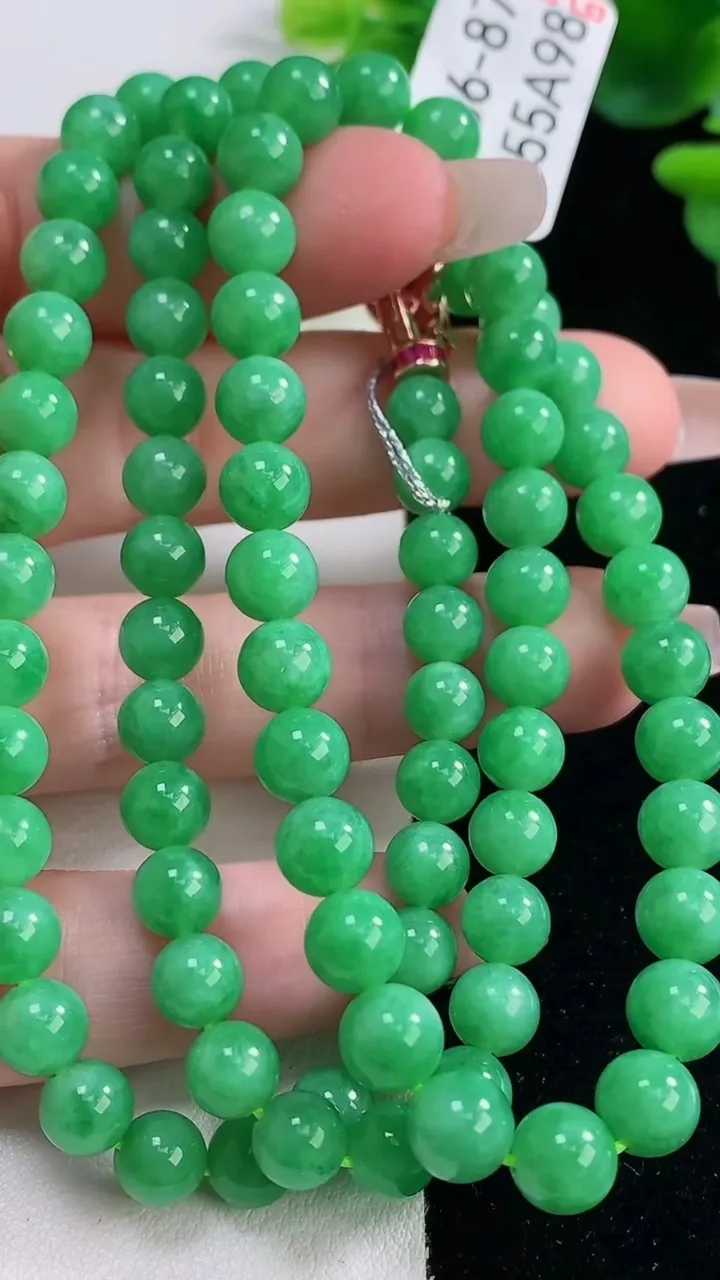 天然A货翡翠圆珠项链，尺寸6.5-87颗，重量:44.17g12月20日
工厂直销收藏佳品,种好水足，色泽均匀，有种有色，上手高大气！