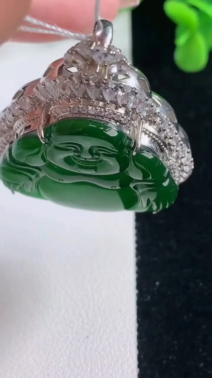 天然A货翡翠佛公吊坠，尺寸49.7-39.5-15.2，裸石29.8-34.7重量:24.83g
12月20日