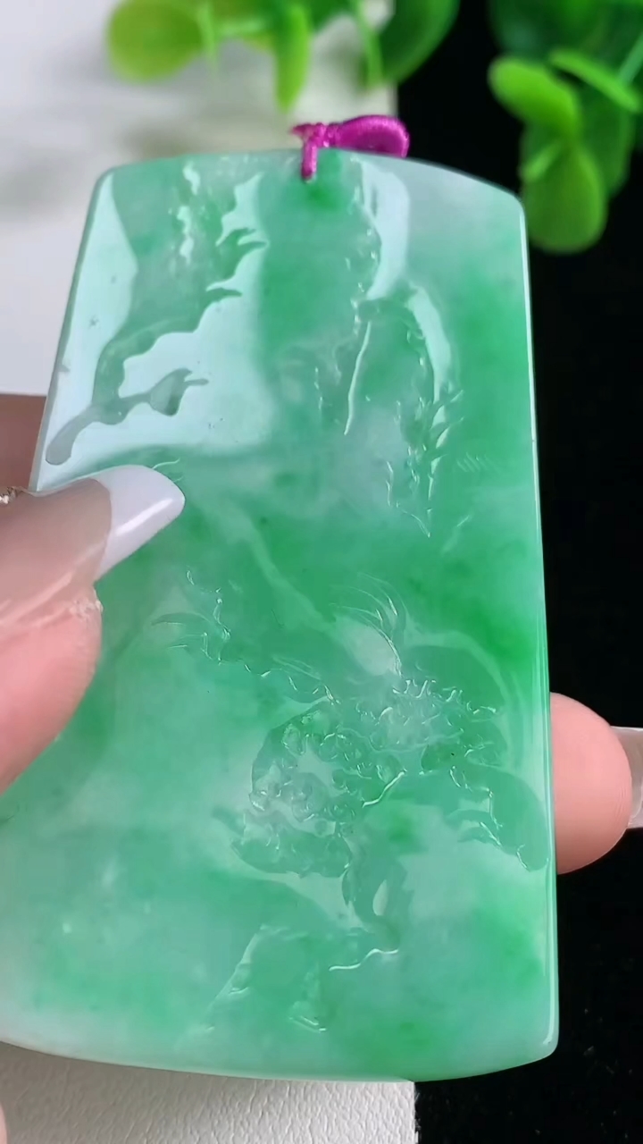 天然A货翡翠山水牌吊坠，尺寸684-39.2-6.2，重量:41.31g
12月20日