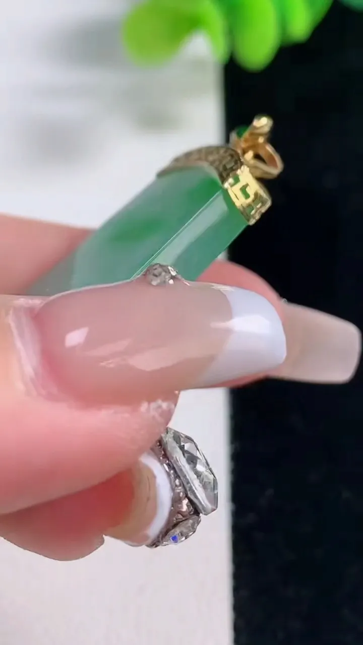 天然A货翡翠无事牌吊坠，尺寸48-24.4-4.8，重量:15.69g
12月20日