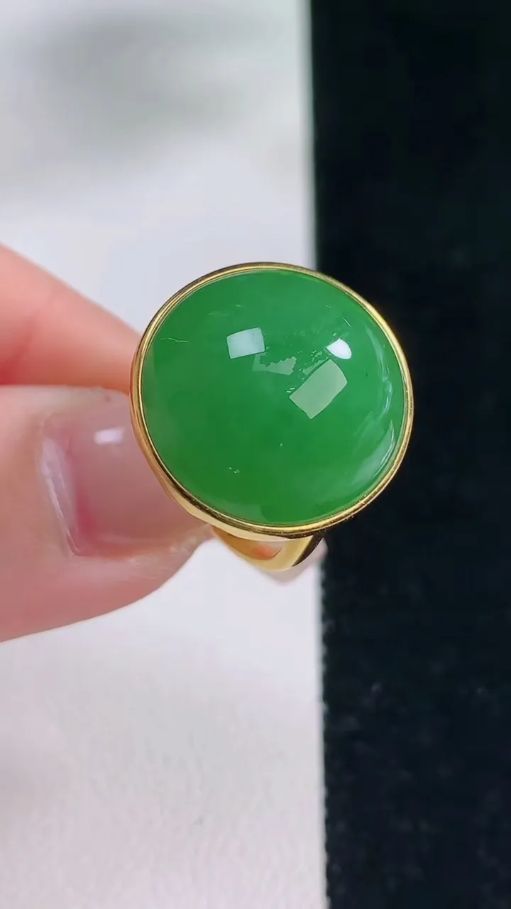 天然A货翡翠蛋面戒指，尺寸17.4-19-18-8.7，重量:6.43g2025年12月20日
工厂直销收藏佳品,种好水足，色泽均匀，有种有色，上手高大气！