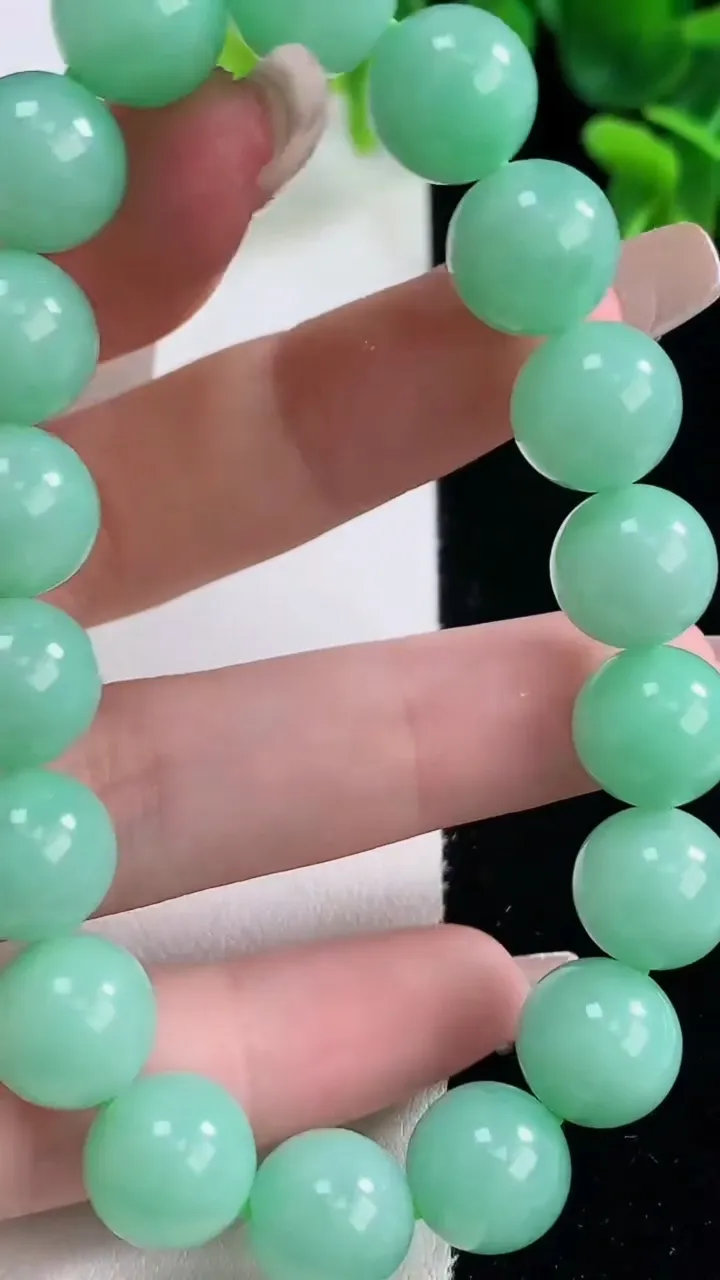 天然A货翡翠圆珠手串，尺寸10.8-18颗，重量:41.34g12月20日
工厂直销收藏佳品,种好水足，色泽均匀，有种有色，上手高大气！
