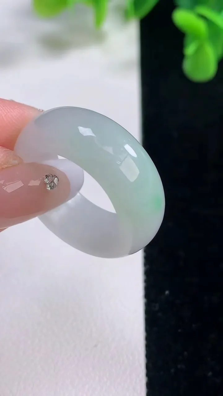 天然A货翡翠指环戒指，尺寸19.4-9.3-4.6，重量:9.81g2025年12月20日
工厂直销收藏佳品,种好水足，色泽均匀，有种有色，上手高大气！