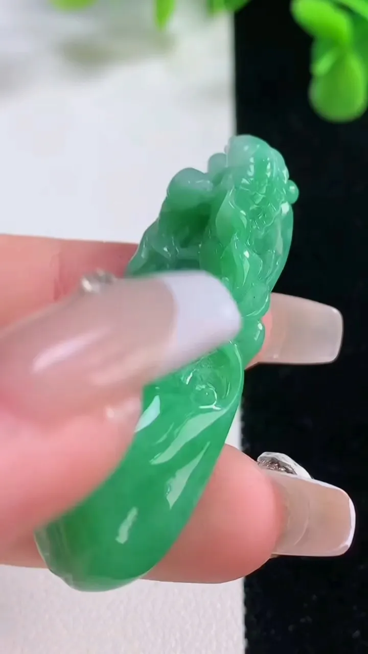 天然A货翡翠和和美美 荷叶鱼吊坠，尺寸47.3-17.2-10，重量:12.57g
12月20日